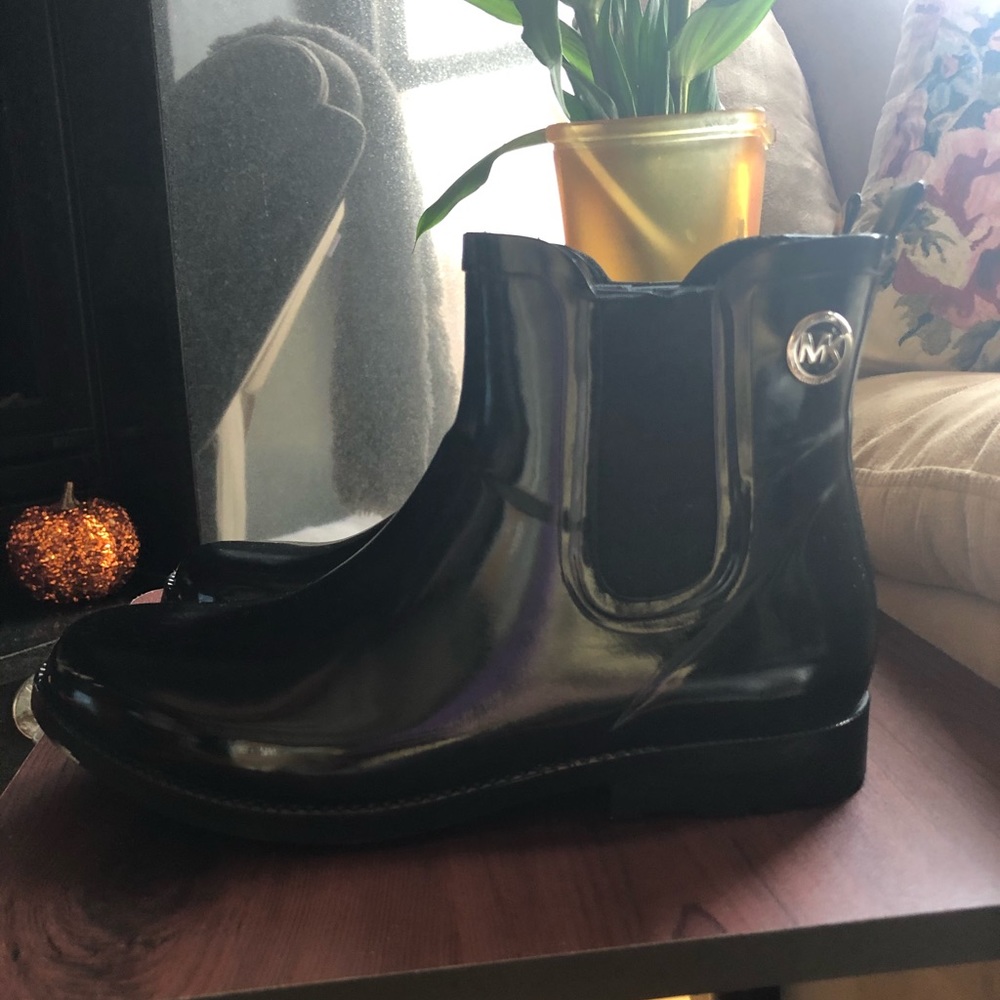 MICHAEL KORS CHELSEA RAIN BOOT 8M
